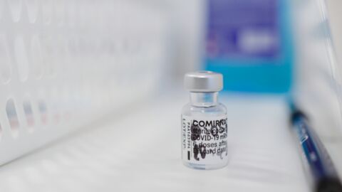 Covid-19 : que sait-on sur le nouveau vaccin Pfizer spécialement adapté au variant Omicron ?