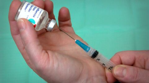 Covid-19 : certains pays offrent des cadeaux en échange d'une vaccination