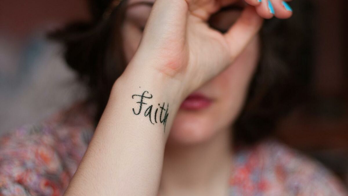 Tatouage Femme Poignet Discret Tatouage poignet : 20 idées tatouage pour une femme