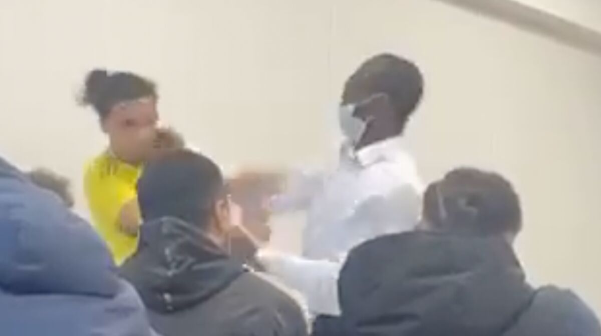 Video De Benjamin Qui Se Fait Frapper Twitter La vidéo d'un professeur en train de frapper un élève choque le web