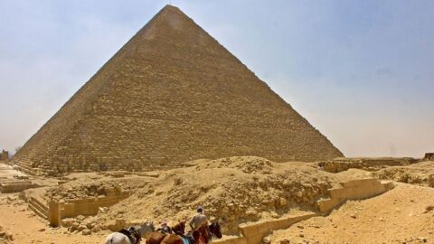 Ein mehr als 4.500 Jahre altes Schiff wurde am Fuße einer Pyramide in Ägypten entdeckt