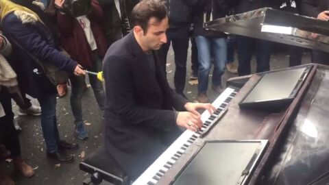 Attentat in Paris - Bataclan: Ein deutscher Pianist spielt "Imagine" von John Lennon in Gedenken an die Opfer.