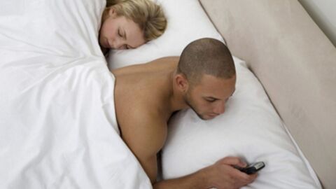 7 heimliche Anzeichen dafür, dass dein Partner dich betrügt