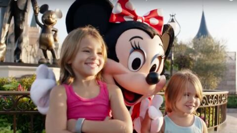 Ein taubstummes Mädchen macht mit Minnie ein Foto in Disneyland und sorgt damit für Wirbel