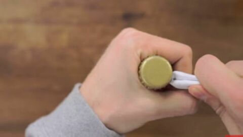 Haben Sie keinen Flaschenöffner? Dieser Trick wird es Ihnen ermöglichen, Ihre Flasche ganz einfach zu öffnen!