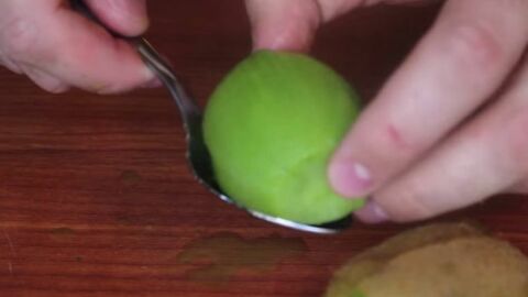 Sie wissen nie, wie Sie eine Kiwi schälen sollen? Dieser Tipp wird Ihnen helfen.