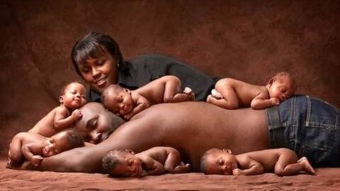 Die Sechslinge stellen ihr Babyfoto nach und sie sind ganz schön groß geworden