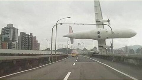 Flugzeug-Crash in Taiwan: die Bilder des Absturzes.