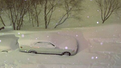 Abends fotografiert er sein zugeschneites Auto. Am Morgen ist es weg