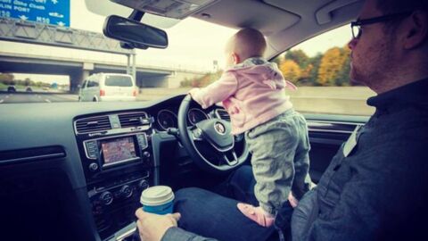 Vater lässt seine dreijährige Tochter mitten auf der Autobahn lenken