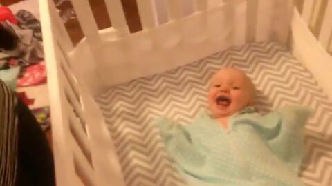 Das Baby freut sich riesig auf den Besuch seines besten Freundes
