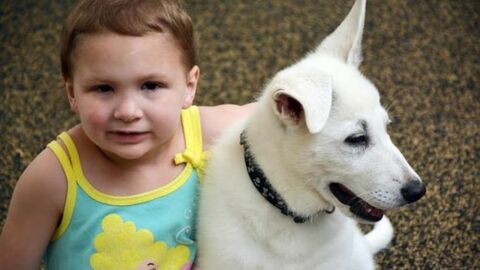 Dieses kleine Mädchen, dem beide Beine amputiert wurden, kann dank ihres Hundes wieder lächeln.