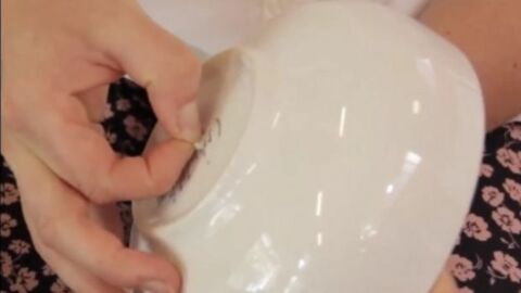 Genialer Trick: So kannst du ein Klebe-Etikett ruckzuck vom Geschirr entfernen!