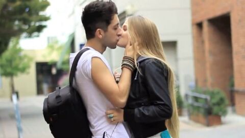 Genialer Trick um ein unbekanntes Mädchen zu küssen