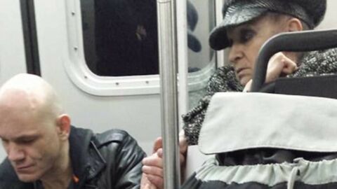 Er verängstigt alle in der U-Bahn, dann macht eine Frau etwas Unfassbares