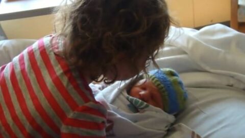Dieses kleine Mädchen sieht zum ersten Mal seinen Bruder. Seine Reaktion ist sehr rührend.