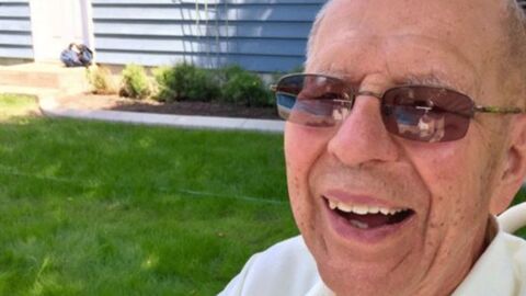 Der 94-Jährige ist nach dem Tod seiner Frau sehr einsam! Doch dank dieser genialen Idee, kann er wieder lachen!