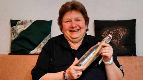Sie öffnet nach 23 Jahren die Flaschenpost ihrer toten Mutter und ist zutiefst gerührt