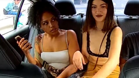 Junge Frau im Taxi auf frischer Tat ertappt. Zum Glück wurde alles gefilmt.