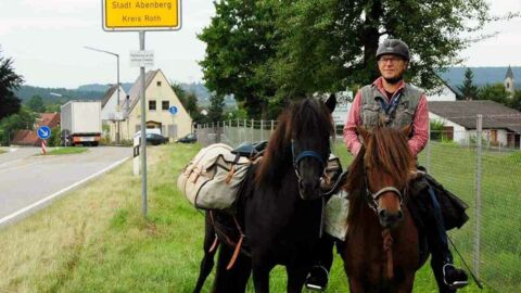 Dieser Großvater will 550 Kilometer mit seinem Pferd reiten. Der Grund ist bewundernswert!