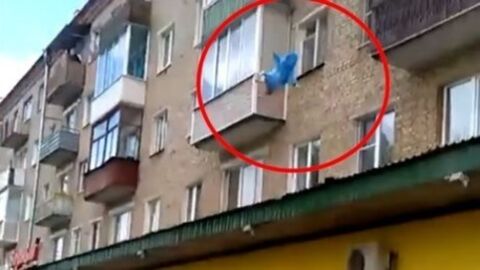 Dieser Mann wirft seine Familie aus dem Fenster, um ihr Leben zu retten