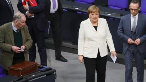 Im Moment ihres Sieges macht Merkel etwas, das zeigt, wie mächtig sie immer noch ist