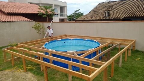 Er hat einen super Trick, sich seinen eigenen im Boden eingelassenen Pool zu bauen! Einfach genial!