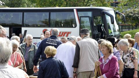 Kaffeefahrt: Bus kriegt die Kurve nicht. Doch dann kommen die Rettungskräfte
