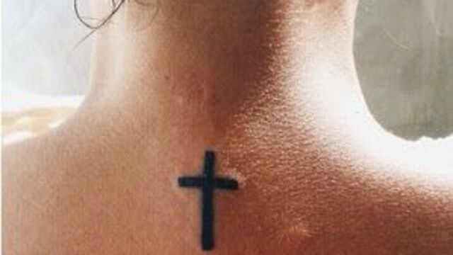 Tattoo am hals kreuz Kreuz Tattoo