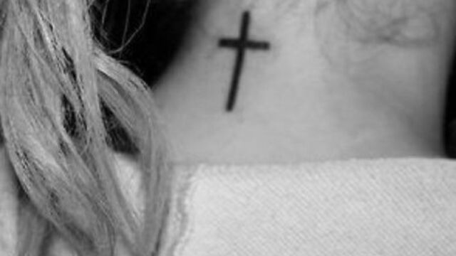 Tattoo am hals kreuz Kreuz Tattoo