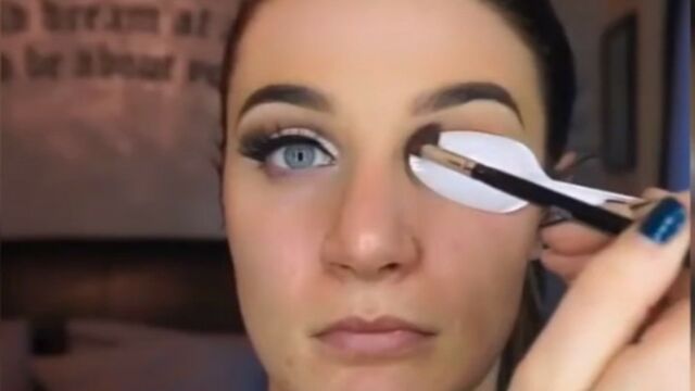 Sie macht ein cooles Augen-Make-up mit einem Löffel