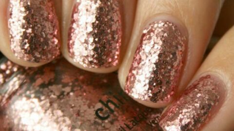 Wie kann man Pailletten-Nagellack entfernen? Diese radikale Technik wird Ihnen helfen!