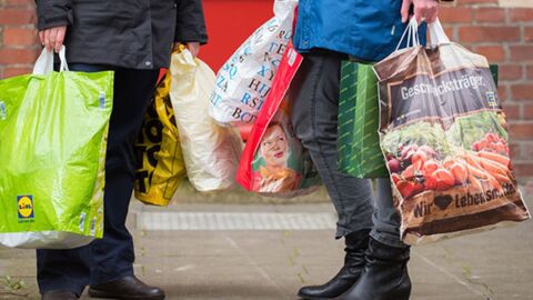 Beleidigung im Supermarkt: Nachricht auf Einkaufstüten macht Verbraucher furchtbar wütend