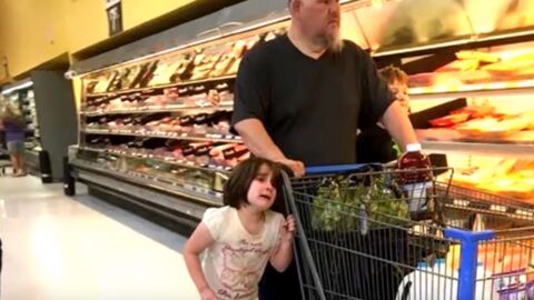 Heimlich fotografiert: Mann misshandelt Tochter mitten im Supermarkt