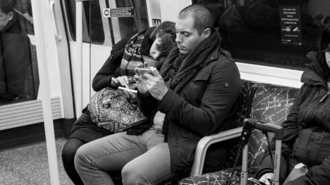 Fotograf entwickelt Bilder mit unbekannten Pärchen. Doch was er sieht, macht ihn traurig