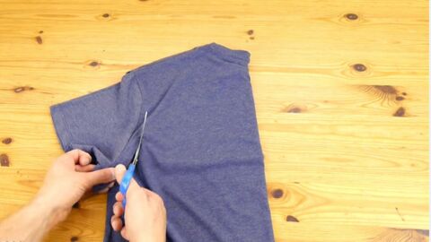 Mach aus einem einfachen T-Shirt in wenigen Minuten eine Tasche. Und alles, ohne nähen zu müssen