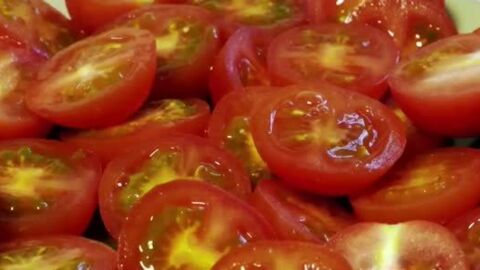 Cherrytomaten schneiden: Mit dieser Technik geht's ganz einfach