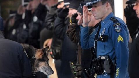 Polizisten begleiten ihren Hund bei seinem letzten Besuch beim Tierarzt.
