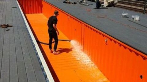 Er stellt einen alten Container in den Garten. Atemberaubend, was er daraus macht!