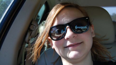 Sie macht ein Selfie im Auto. Was sie auf dem Bild entdeckt, lässt ihr den Atem stocken!