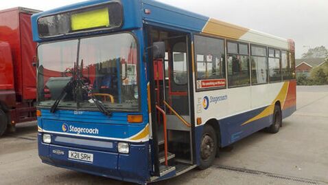 Sie kaufen diesen alten Bus auf eBay. Wahnsinn, was sie daraus machen!