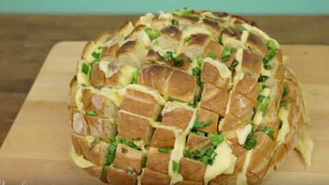 Dieses gefüllte Brot ist jetzt der letzte Schrei bei jeder Feier!