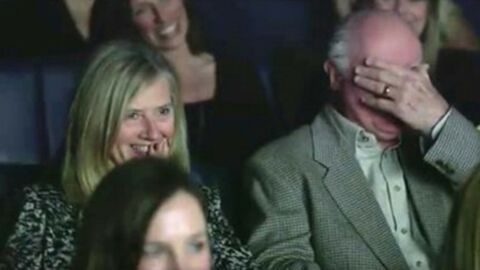 Dieser Großvater sieht seine Enkelin ganz unerwartet auf der Kinoleinwand