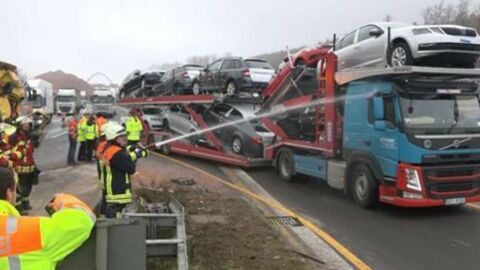 Feuerwehr bespritzt dreiste LKW-Gaffer mit Wasser