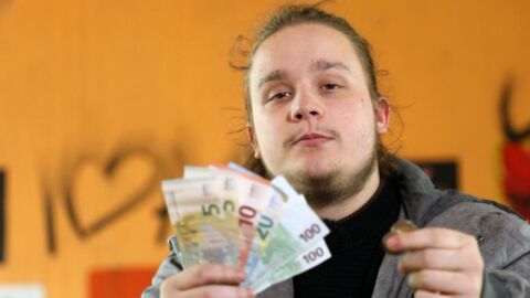 Armes Deutschland: Zuschauer sprachlos, als junger Hartz-IV-Empfänger Geld in Holland verprasst