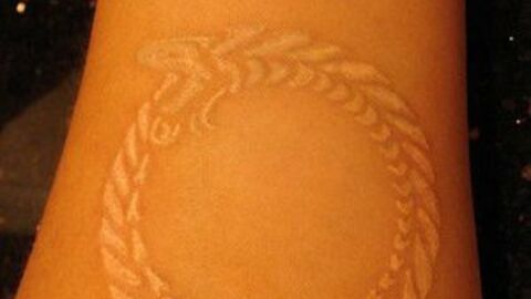Weißes Tattoo: 20 Tattoo-Ideen für alle Körperpartien