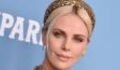 In Gold von oben bis unten: Charlize Theron beeindruckt mit hautengem Look