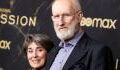 Aus Protest: James Cromwell klebt sich an Starbucks-Theke fest