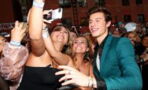 Selfie: Dieses süße Kerlchen stiehlt Shawn Mendes die Show
