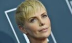 Schwindelerregende Einblicke: Charlize Theron in einem Metallic-Kleid
